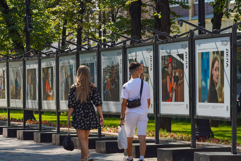 ГК «Дело» представила на московских бульварах фотовыставку-погружение в мир логистики